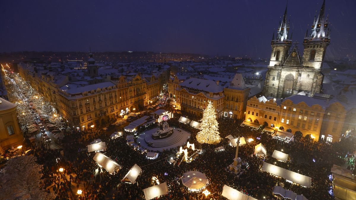 Na Staroměstském náměstí v Praze se rozsvítil vánoční strom, zdobí jej osm kilometrů světelných řetězů